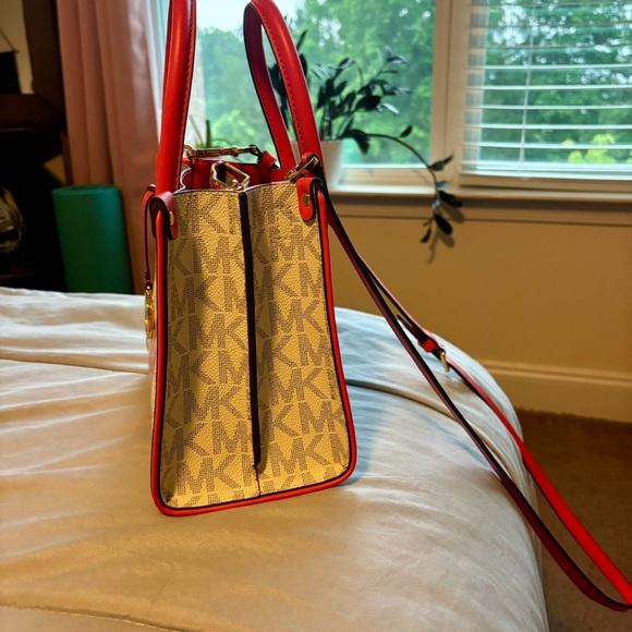 BRAND NEW Michael Kors purse! - Picture 4 of 6